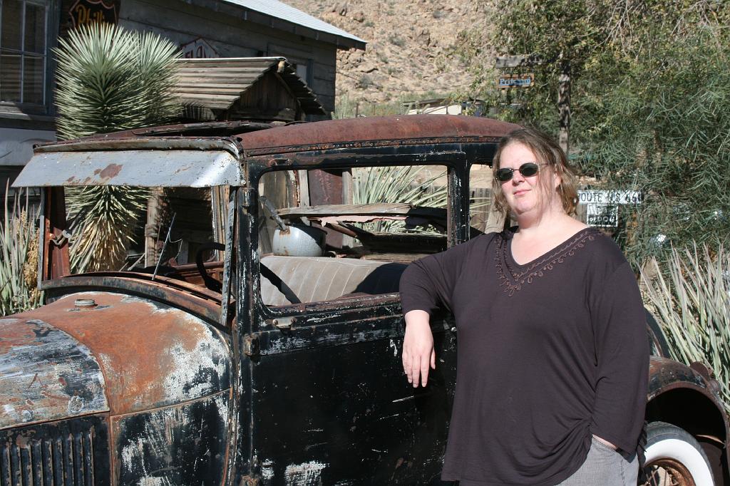 20081024 Route 66 037.jpg - Hackberry - Yeah, cool car!